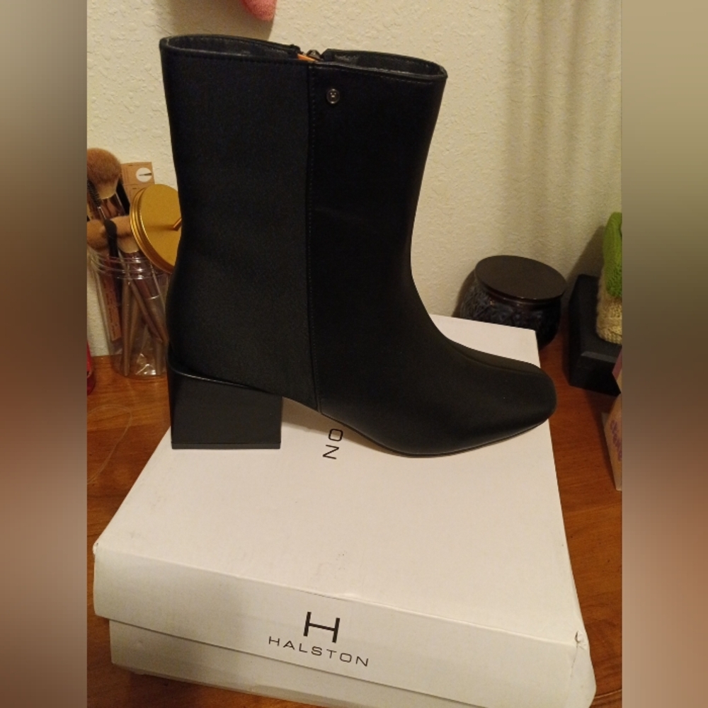 Halston Woman's Boots 8.5 Black Square Heel NWT